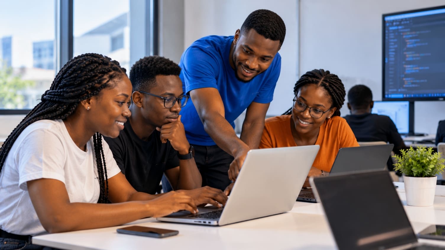 Des apprenants AIHub travaillent ensemble lors d’un atelier