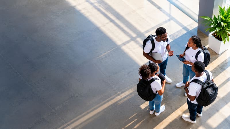 Des apprenants AIHub se retrouvent sur le campus